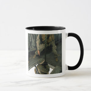 Mug Une marine envoie une marine semblable en bas de