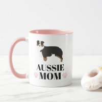 Une mère de chien de berger australien tricolée av