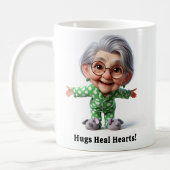 Mug Une personne âgée joyeuse dans un intérieur confor