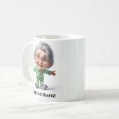 Mug Une personne âgée joyeuse dans un intérieur confor (Devant gauche)
