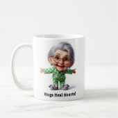 Mug Une personne âgée joyeuse dans un intérieur confor (Gauche)