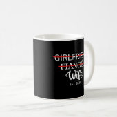 Mug Une Petite Amie Fiancée Est. Couple marié 2024 (Devant droit)