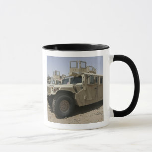 Mug Une rangée d'humvees de la politique militaire de 