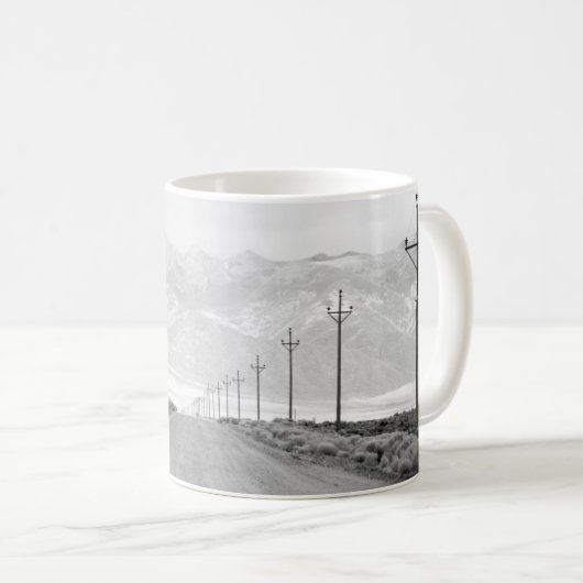 Mug Une route solitaire et des lignes électriques | Mo (Devant droit)