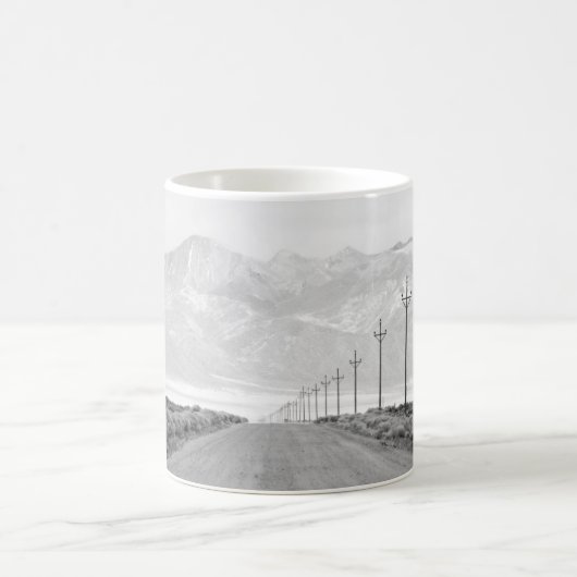 Mug Une route solitaire et des lignes électriques | Mo (Centre)
