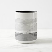 Mug Une route solitaire et des lignes électriques | Mo (Centre)
