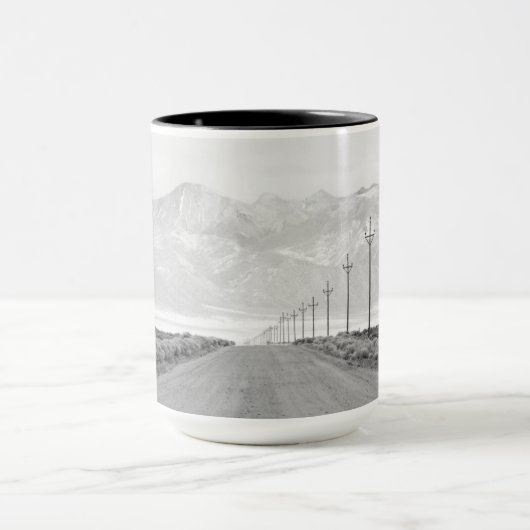 Mug Une route solitaire et des lignes électriques | Mo (Centre)