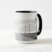 Mug Une route solitaire et des lignes électriques | Mo (Devant droit)