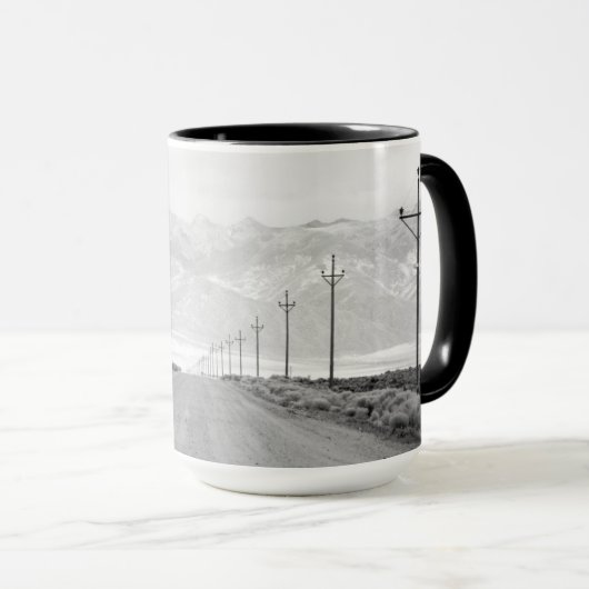 Mug Une route solitaire et des lignes électriques | Mo (Devant droit)