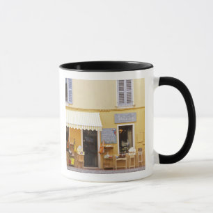 Mug Une rue commerçante dans la vieille ville avec une