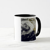 Mug Une série de fortes tempêtes avec des vents violen (Devant droit)
