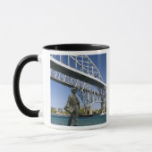 Mug Une statue de Thomas Edison par l'artiste local Mi (Gauche)