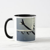 Mug Une Stratoforteresse B-52 en vol (Gauche)