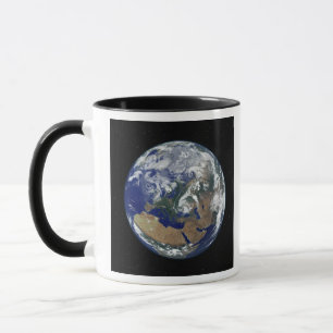Mug Une Terre entièrement éclairée centrée sur l'Europ