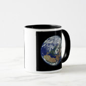 Mug Une Terre entièrement éclairée centrée sur l'Europ (Devant droit)
