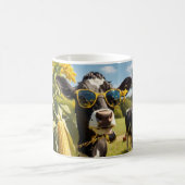 Mug Une vache mignonne dans un champ de maïs en train (Centre)