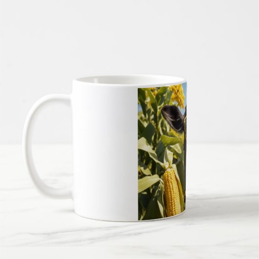 Mug Une vache mignonne dans un champ de maïs en train (Gauche)