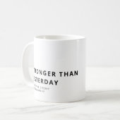 MUG UNE VIE MAMAN FORTE PLUS FORTE QU'HIER (Devant gauche)