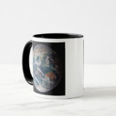 Mug Une vue complète de la Terre montrant les données (Devant gauche)