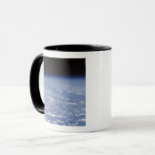 Mug Une vue oblique de l'atmosphère terrestre (Devant gauche)