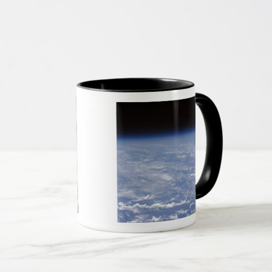 Mug Une vue oblique de l'atmosphère terrestre (Devant droit)