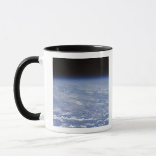 Mug Une vue oblique d'horizon de l'atmosphe de la