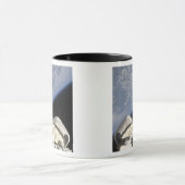 Mug Une vue partielle de Space Shuttle Endeavor (Centre)