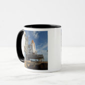 Mug Une vue Space Shuttle Atlantis sur Launch Pad 39A (Devant gauche)