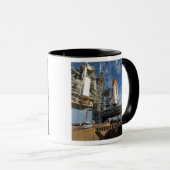Mug Une vue Space Shuttle Atlantis sur Launch Pad 39A (Devant droit)