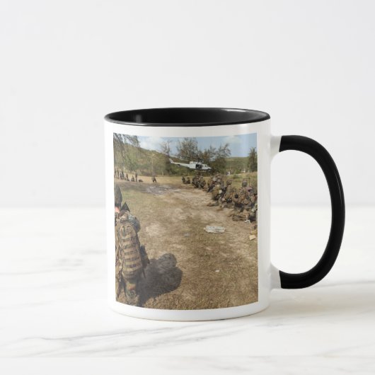 Mug US Marines assure la sécurité en tant qu'UH-1N (Droite)