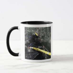 Mug US Navy Diver se prépare à commencer sa plongée