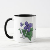 Mug V pour le monogramme de fleur de violettes (Gauche)