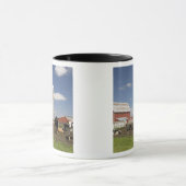 Mug Vaches devant une grange et un silo rouges à une (Centre)