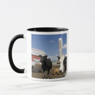 Mug Vaches devant une grange rouge et silo sur une fer