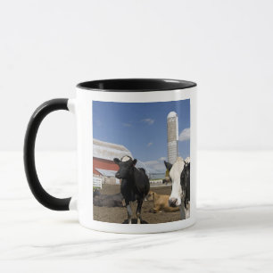 Mug Vaches devant une grange rouge et un silo dans une