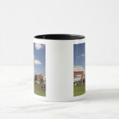 Mug Vaches devant une grange rouge et un silo dans une (Centre)