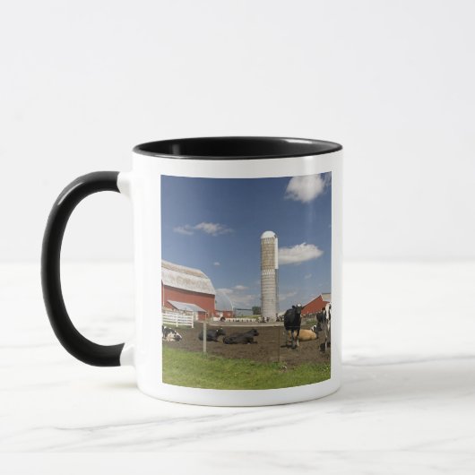Mug Vaches devant une grange rouge et un silo dans une (Gauche)
