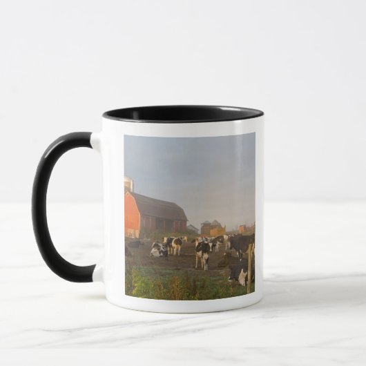 Mug Vaches laitières Holstein à l'extérieur d'une gran (Gauche)