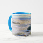 Mug Vagues se brisant sur les rochers du rivage (Devant gauche)