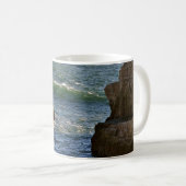 MUG VAGUES SE CASSANT À LA CÔTE ROCHEUSE DE LA (Devant droit)
