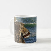 MUG VAGUES SE CASSANT À LA CÔTE ROCHEUSE DE LA (Devant gauche)