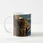 MUG VAGUES SE CASSANT À LA CÔTE ROCHEUSE DE LA (Gauche)