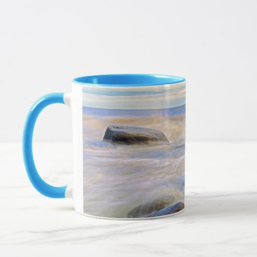 Mug Vagues s'écrasant sur les rochers riverains (Gauche)