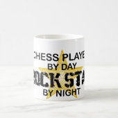 Mug Vedette du rock de joueur d'échecs par nuit (Centre)