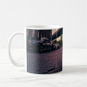 MUG VÉHICULE GRIS SUR LA ROUTE À CÔTÉ D'UN BÂTIMENT EN