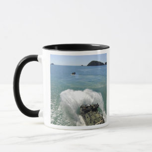 Mug Véhicules d'attaque amphibie sortie du pont du pui