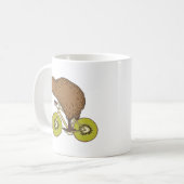 Mug Vélo d'équitation de kiwi avec des roues de kiwi (Devant gauche)