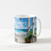 Mug Véranda côtière avec hamac et mer turquoise (Devant droit)