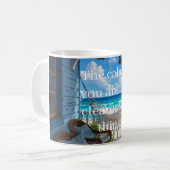Mug Véranda côtière avec hamac et mer turquoise (Devant gauche)