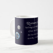 Mug verset biblique chrétien Romains 8:28 (Devant gauche)